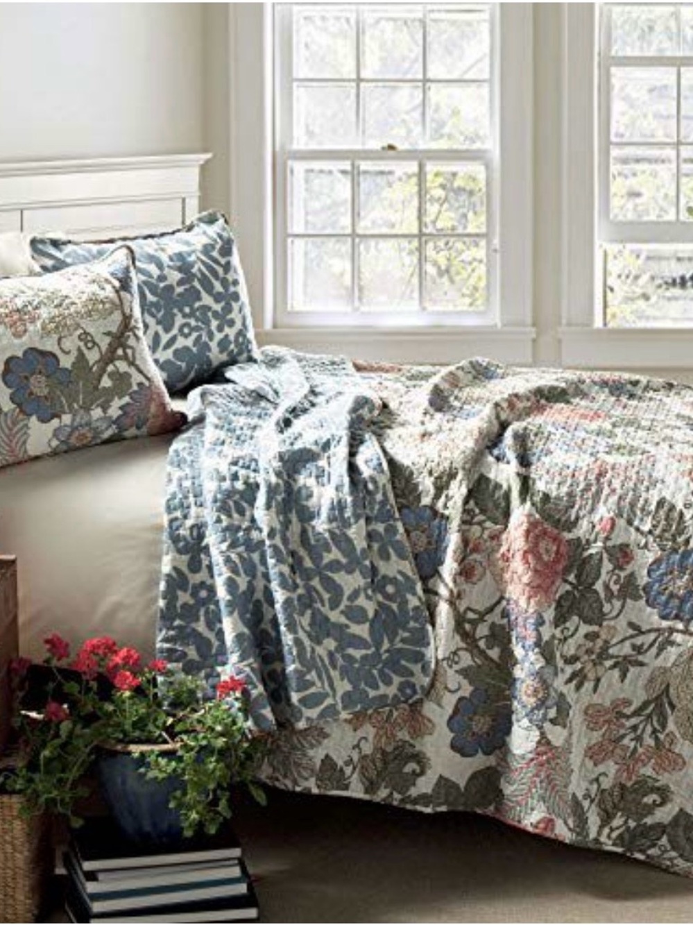 Floral Patchwork Quilted Bedspread in Blue and Cream